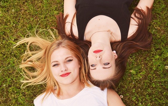 dvě dívky na trávníku
